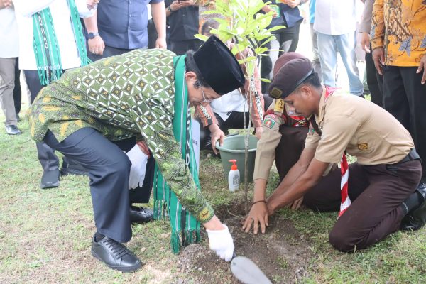 Realisasi Ekoteologi, Menag RI Tanah Cengkih Hutan di Kampus UIN Ambon